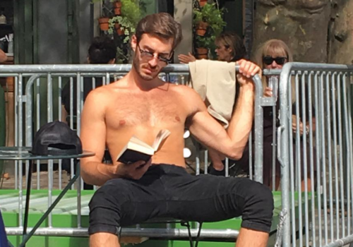 Ernest Mag Homme Lisant