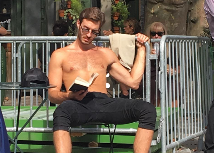 Ernest Mag Homme Lisant