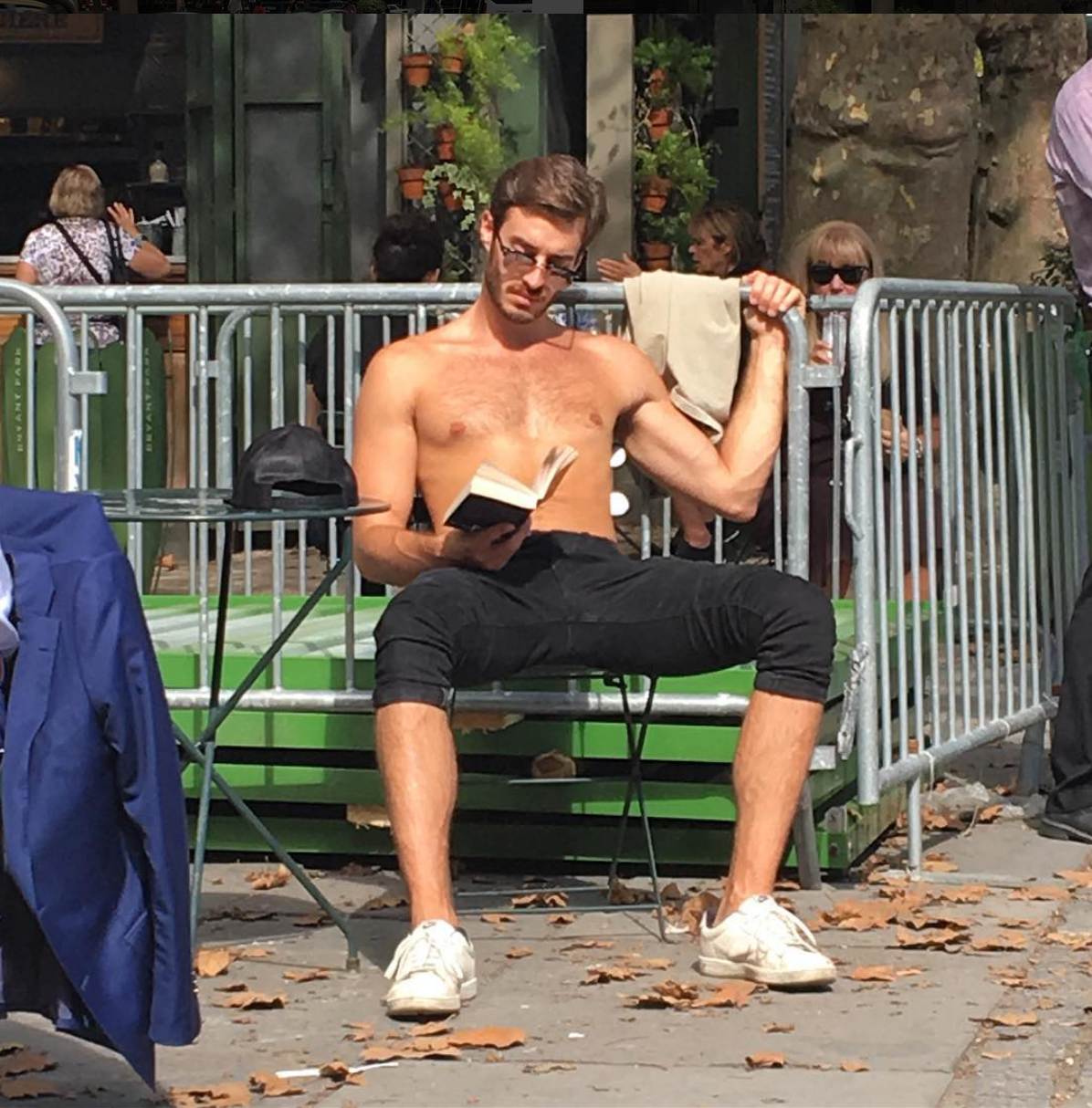 Ernest Mag Homme Lisant